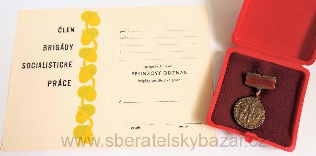 Člen brigády socialistické práce včetně blanketního dekretu a krabičky